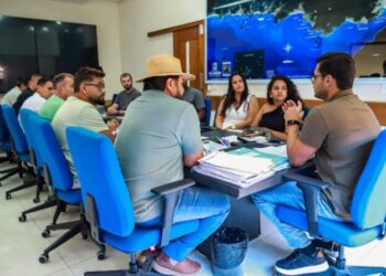 Prefeitura e moradores da Barreirinha se reúnem para tratar de regularização fundiária e melhorias