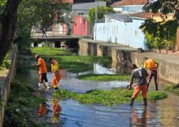 Prefeitura de São Sebastião realiza limpeza geral no Córrego do Outeiro, na região central