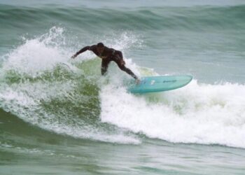 Surfista de São Sebastião conquista prata em liga de surfe criada por campeã mundial