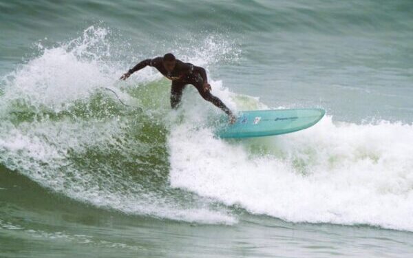 Surfista de São Sebastião conquista prata em liga de surfe criada por campeã mundial