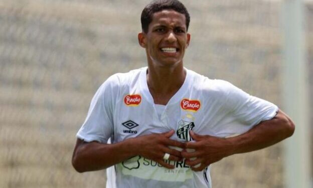 Jogador de São Sebastião estreia pelo profissional do Santos na Copa Sul-Americana