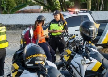 Trânsito de São Sebastião realiza blitz educativa sobre uso de bikes elétricas e autopropelidos