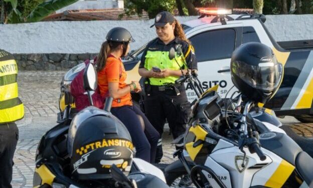 Trânsito de São Sebastião realiza blitz educativa sobre uso de bikes elétricas e autopropelidos