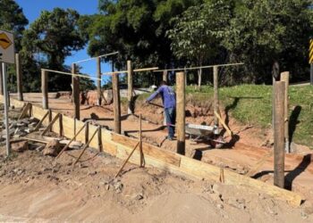Prefeitura inicia obra de melhorias em passarela da Vila Sahy com instalação de novo guarda-corpo