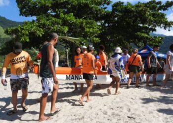 Instituto Marcura oferece aulas gratuitas de canoa havaiana com apoio da Prefeitura na Enseada