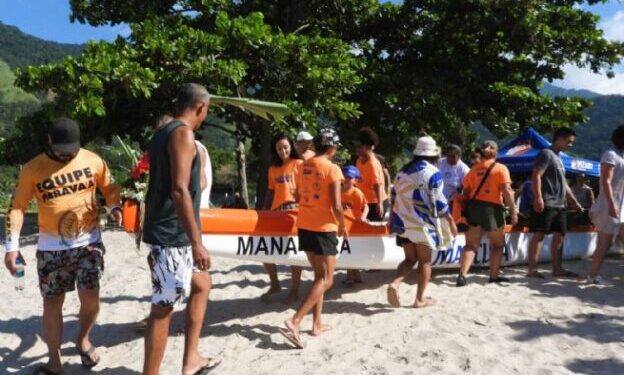 Instituto Marcura oferece aulas gratuitas de canoa havaiana com apoio da Prefeitura na Enseada