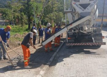 Prefeitura de São Sebastião inicia concretagem de calçada na Rua Porto Seguro, em Maresias