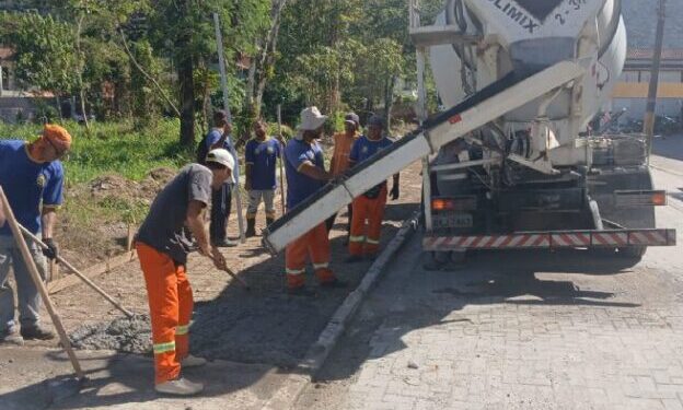 Prefeitura de São Sebastião inicia concretagem de calçada na Rua Porto Seguro, em Maresias