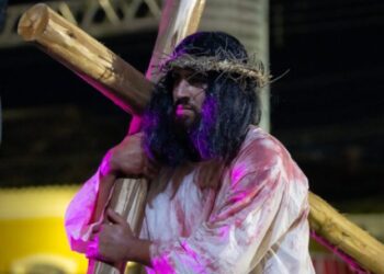 Encenação da Paixão de Cristo movimenta Sexta-feira Santa, na Praça da Matriz, em São Sebastião