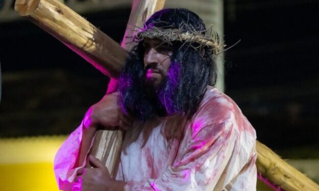 Encenação da Paixão de Cristo movimenta Sexta-feira Santa, na Praça da Matriz, em São Sebastião