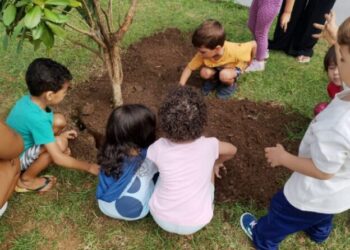 Prefeitura de São Sebastião realiza plantio com alunos da rede pública na USF do Pontal da Cruz