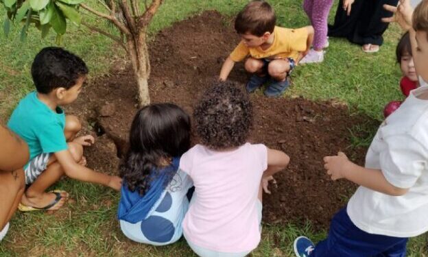 Prefeitura de São Sebastião realiza plantio com alunos da rede pública na USF do Pontal da Cruz