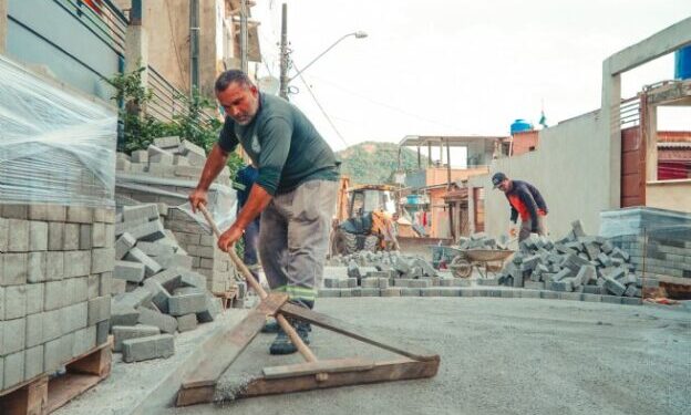 Prefeitura inicia pavimentação de ruas na Barra do Sahy, na Costa Sul de São Sebastião