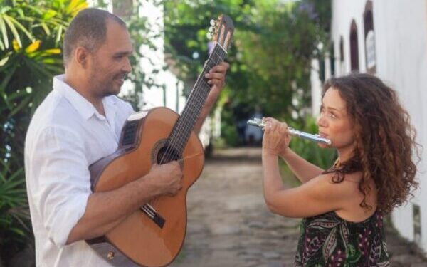 Duo de Choro ‘Cinema Mudo’ se apresenta na Praça Pôr do Sol, em Boiçucanga