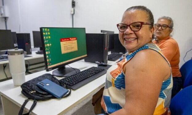 Curso de inclusão digital promove autonomia para idosos e pessoas com deficiência em São Sebastião