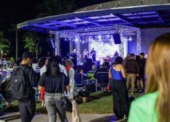 Festival Cantos da Baleia agita feriado com shows gratuitos de Edu Ribeiro e Gabriel Elias na Rua da Praia