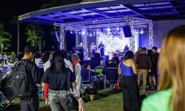 Festival Cantos da Baleia agita feriado com shows gratuitos de Edu Ribeiro e Gabriel Elias na Rua da Praia