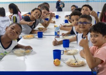Escolas municipais de São Sebastião realizam almoço especial de Páscoa para estudantes