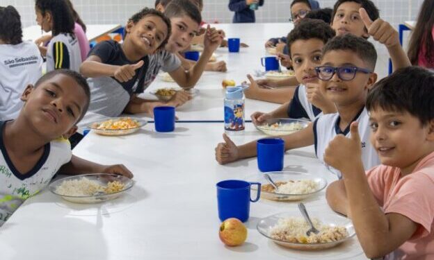 Escolas municipais de São Sebastião realizam almoço especial de Páscoa para estudantes