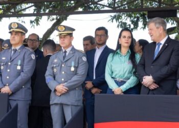 Prefeito de São Sebastião recebe medalha dos 50 anos do CPI-1 por atuação na segurança pública