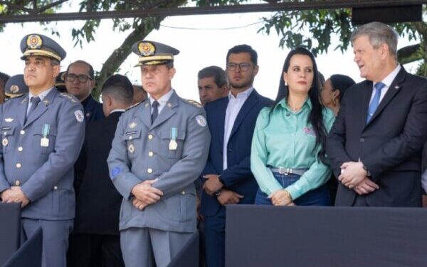 Prefeito de São Sebastião recebe medalha dos 50 anos do CPI-1 por atuação na segurança pública