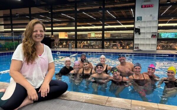 Professores esportivos de São Sebastião participam de curso de natação criativa em São Paulo