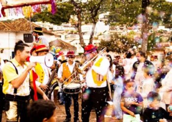 Circuito SP e Fundass levam espetáculo itinerante Bandaréu à Praça Por do Sol de Boiçucanga