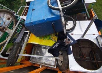 Prefeitura de São Sebastião recolhe carrinhos de ambulantes deixados em área pública no Guaecá