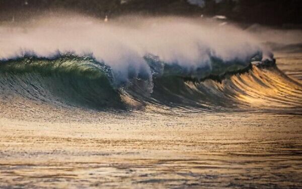 São Sebastião mantém 100% de balneabilidade nas praias e Defesa Civil alerta para ressaca