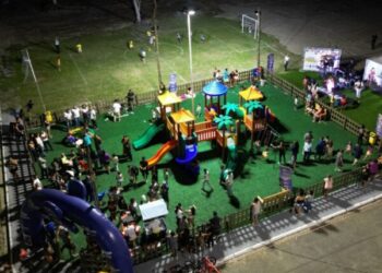 Prefeitura de São Sebastião reúne famílias e entrega novo playground no bairro Jaraguá