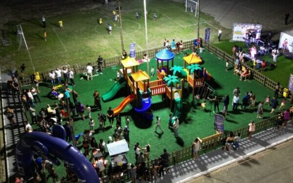 Prefeitura de São Sebastião reúne famílias e entrega novo playground no bairro Jaraguá
