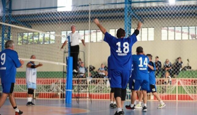 Equipe de vôlei adaptado masculina de São Sebastião disputa Superliga da Melhor Idade neste sábado