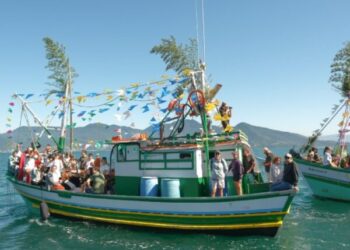 Festa de São Pedro reúne fiéis e pescadores na tradicional procissão marítima em São Sebastião