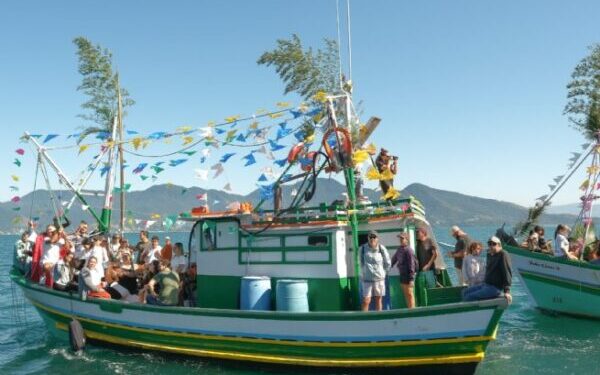Festa de São Pedro reúne fiéis e pescadores na tradicional procissão marítima em São Sebastião
