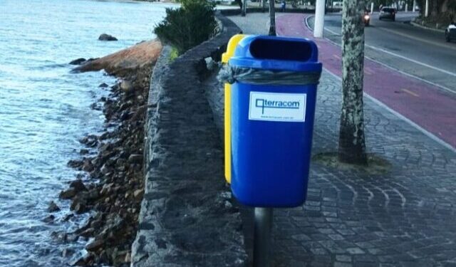 Sesep substitui lixeiras vandalizadas na Praia Deserta e reforça pedido de preservação do patrimônio público