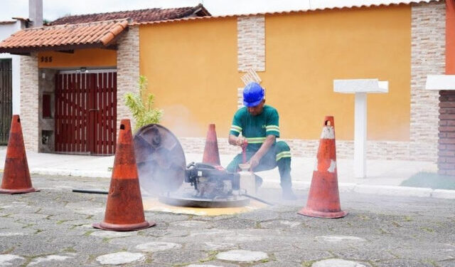 São Sebastião faz inspeção para identificar esgoto irregular com teste de fumaça