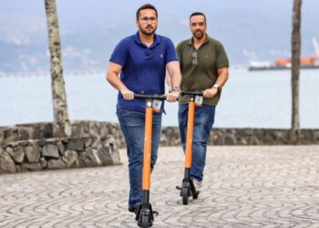 Patinetes compartilhados começam a operar em São Sebastião com 49 estações; veja tarifas e regras