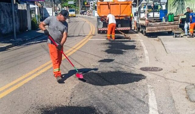 Operação Tapa Buracos recupera pavimento de vias na Costa Norte e região central de São Sebastião