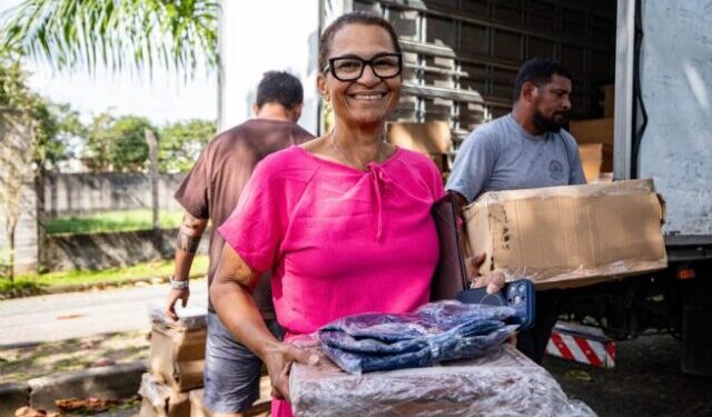 Prefeitura de São Sebastião conclui entrega novos kits de trabalho para ambulantes das praias
