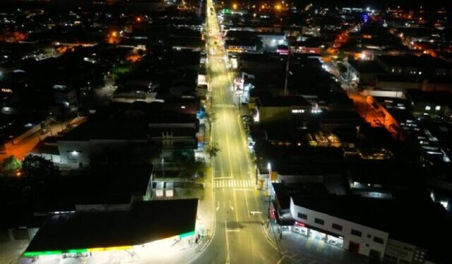 Ilumina São Sebá avança e começa a transformar a iluminação da principal avenida de São Sebastião