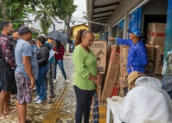 São Sebastião entrega novos kits de trabalho a ambulantes de Maresias e amplia condições de trabalho