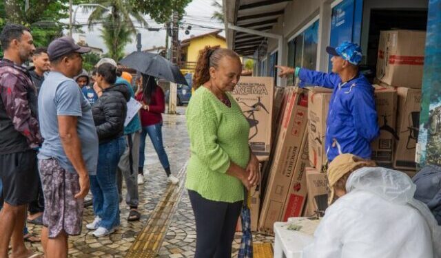 São Sebastião entrega novos kits de trabalho a ambulantes de Maresias e amplia condições de trabalho