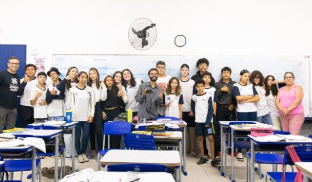Escola municipal de São Sebastião promove aula prática com jornalista sobre fake news e deepfakes