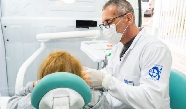 Unidade Odontológica Móvel de São Sebastião realiza atendimentos à população em situação de rua